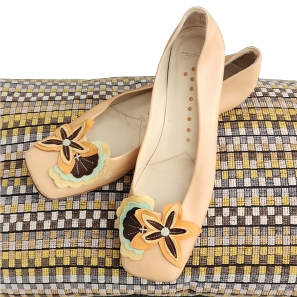 Anthropologie Shoes - SophiE Anthro Y2K Luxe Retro Blush Tan Leather Floral Applique Kitten Heels 37 7